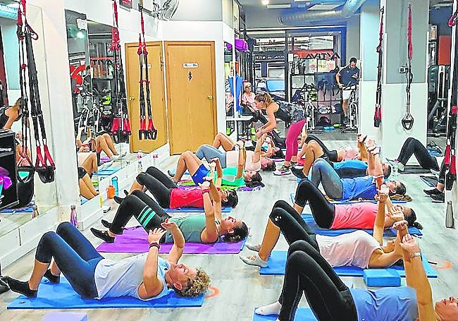 Una clase dirigida en el gimnasio de barrio Activa-T, situado en calle Alfonso IX.