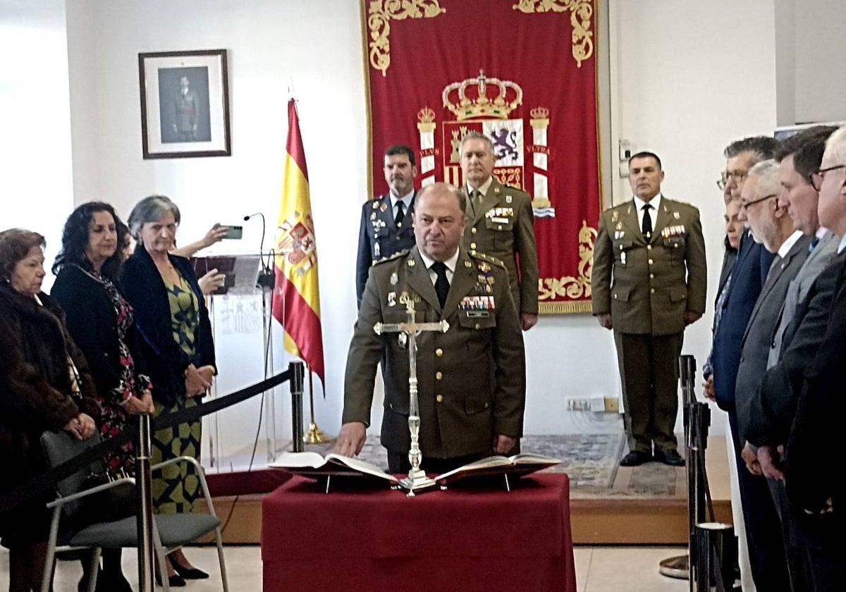 El coronel Lunar Bravo tomando posesión del cargo de subdelegado de Defensa en Cáceres.