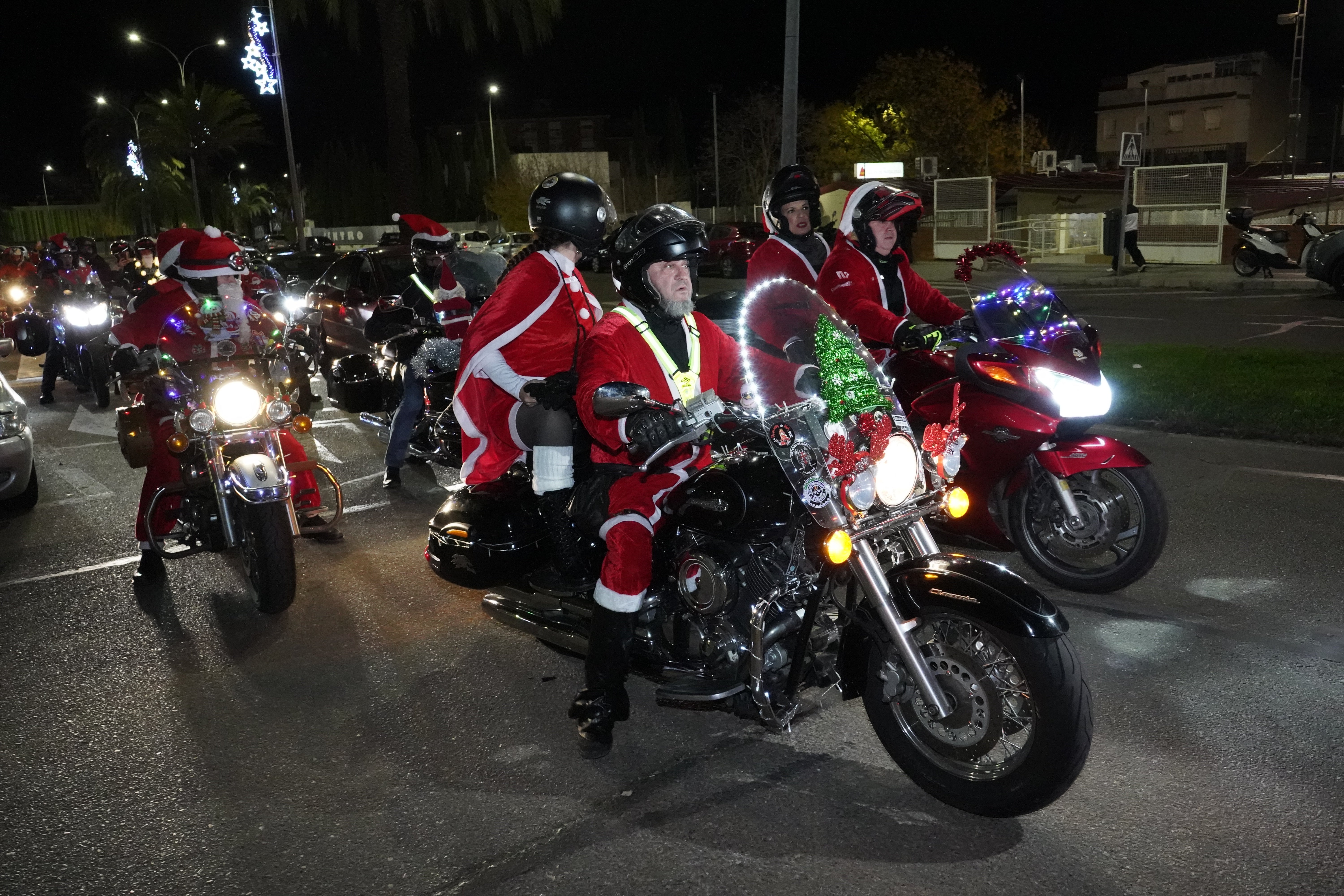 Los moteros de 'Los Curvitas', ayer por Badajoz.