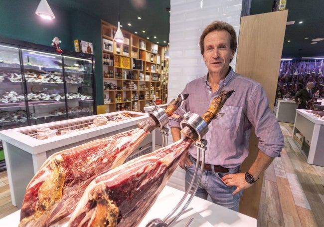 Javier Hidalgo, en la tienda de Dehesa de Solana en Cáceres.