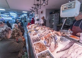 Clientas hacen la compra esta semana en la pescadería del supermercado Tambo de la calle Alfonso IX de Cáceres.