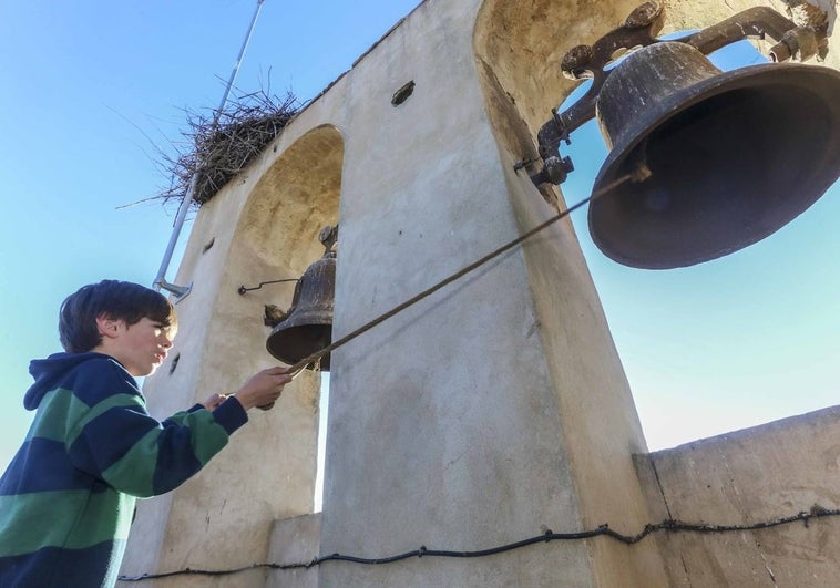 José Antonio Silvero, de 8 años, tocando las campanas en la iglesia de San Pedro de Almendral.