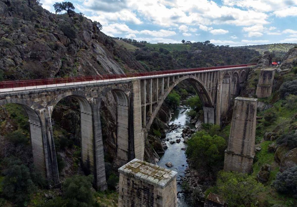 Los 170 kilómetros de las cuatro vías verdes de Extremadura reciben en distintivo Sendero Azul