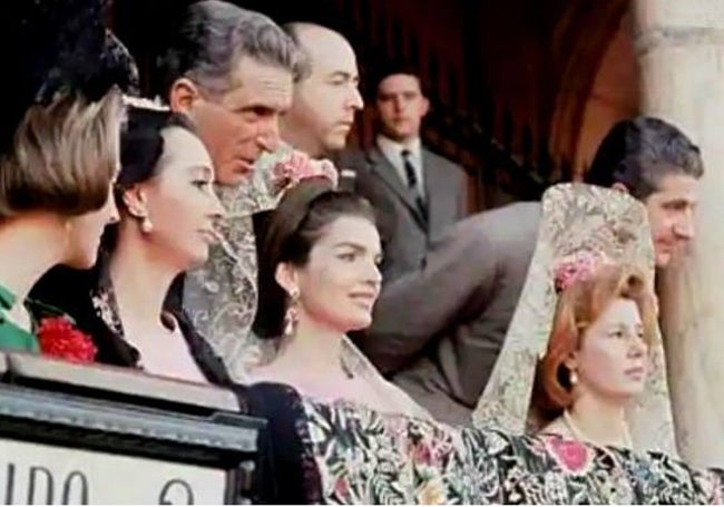 Con Jackie Kennedy y la duquesa de Alba viendo una corrida de toros.