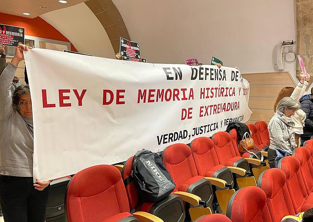 Protesta en Cáceres en defensa de la Ley de Memoria Histórica | Hoy