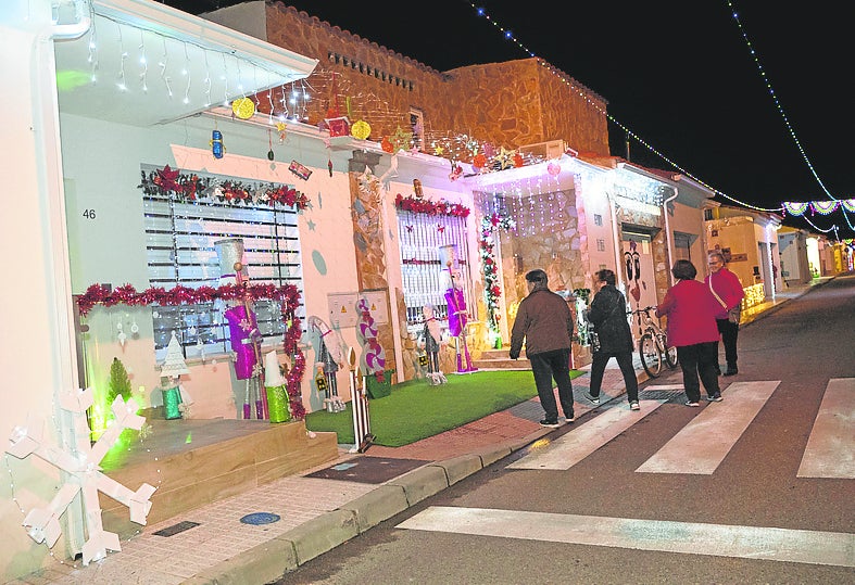 Imagen secundaria 1 - Las calles de Sagrajas y Novelda del Guadiana con la decoración de sus vecinos.