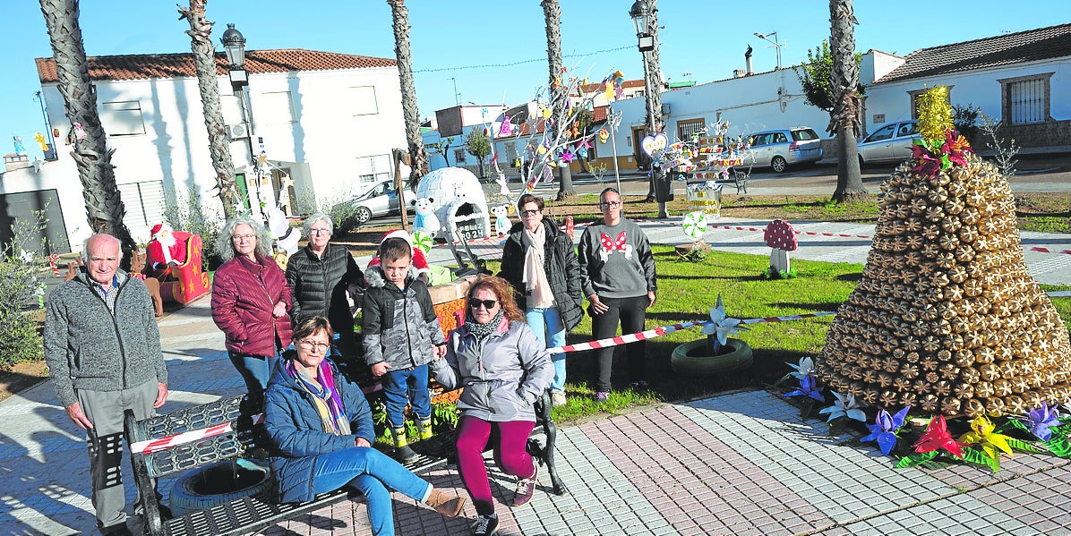 Imagen principal - Las calles de Sagrajas y Novelda del Guadiana con la decoración de sus vecinos.