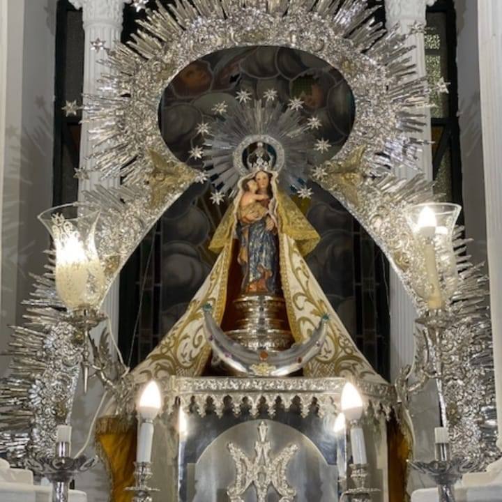 La Virgen de la Luz de Alconchel, Patrona de la localidad, en su capilla de la iglesia de Nuestra Señora de los Remedios.