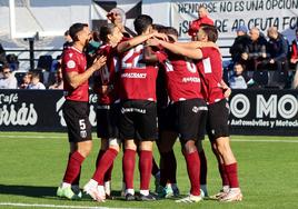 Los jugadores celebran el tempranero gol de Sandoval.