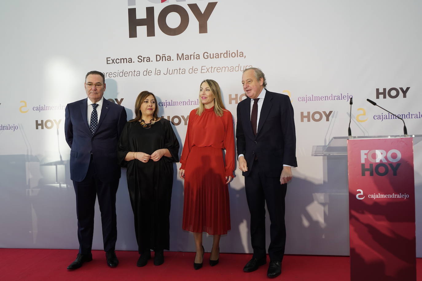 De izquierda a derecha: El presidente de Cajalmendralejo, Fernando Palacios González, la directora de HOY, Mar Domínguez, la presidenta de la Junta de Extremadura, María Guardiola y el director general de HOY, Álvaro Rodríguez Guitart