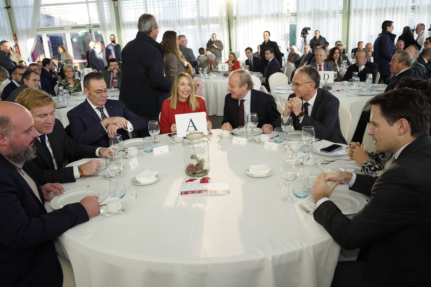 De izquierda a derecha: el presidente provincial del PP, Manuel Naharro; el alcalde de Badajoz, Ignacio Gragera; el presidente de Cajalmendralejo, Fernando Palacios González; la presidenta de la Junta, María Guardiola; el director general de HOY, Álvaro Rodríguez Guitart; José Luis Quintana, delegado del Gobierno en Extremadura; y el consejero de Presidencia, Interior y Diálogo Social, Abel Bautista.