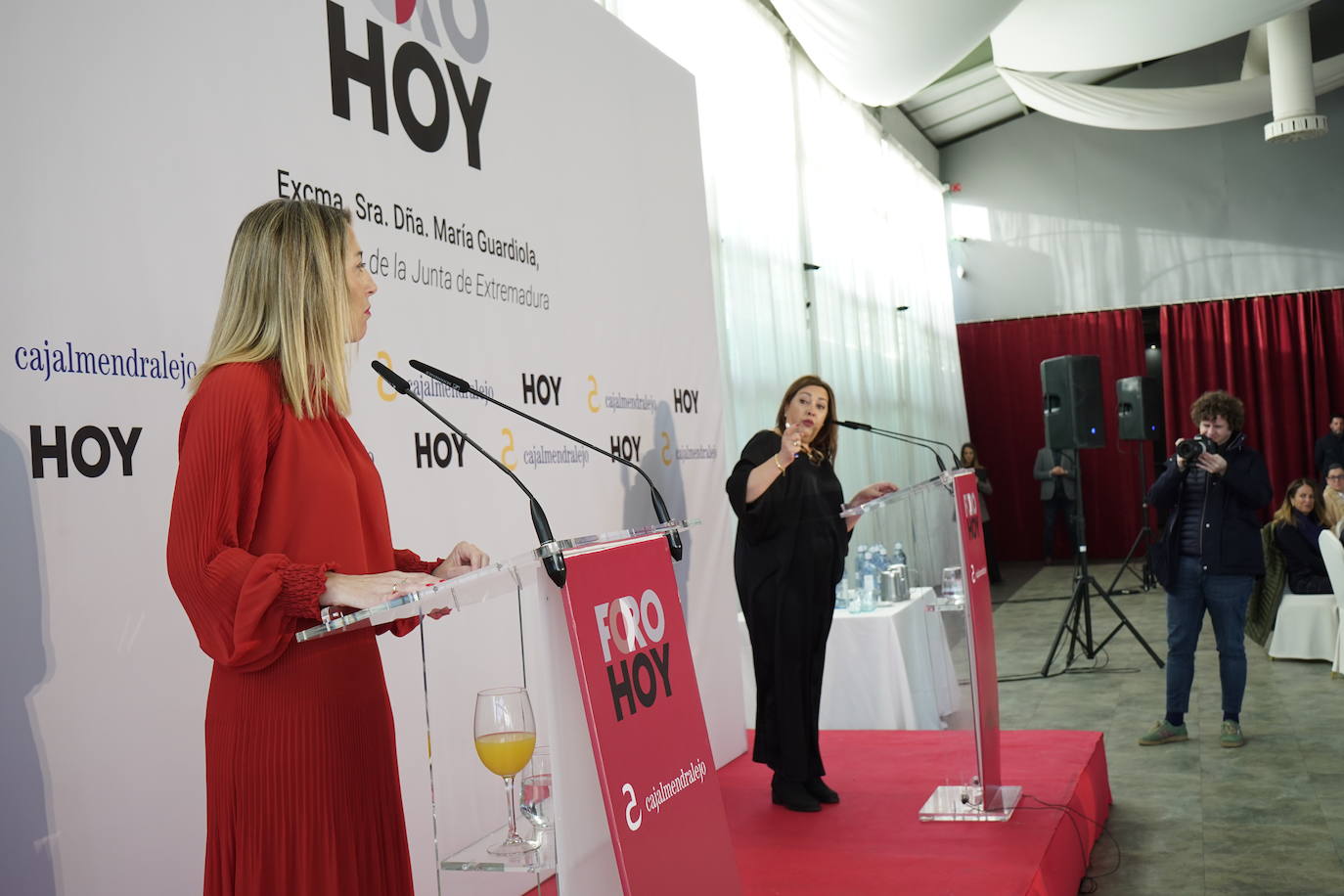 La presidenta de la Junta de Extremadura, María Guardiola, junto a la directora de HOY, Mar Domínguez.