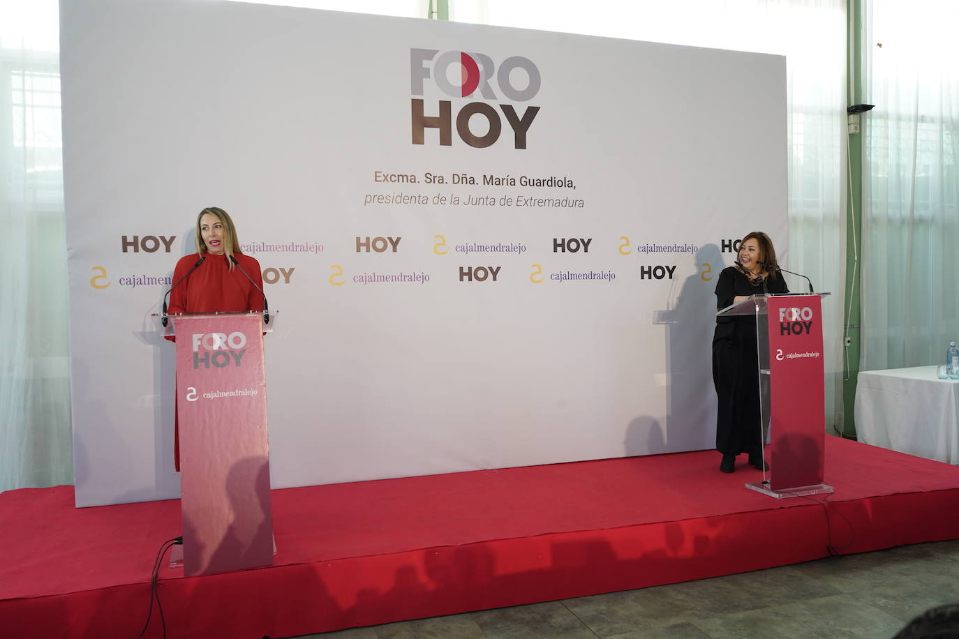 La presidenta de la Junta de Extremadura, María Guardiola, junto a la directora de HOY, Mar Domínguez.