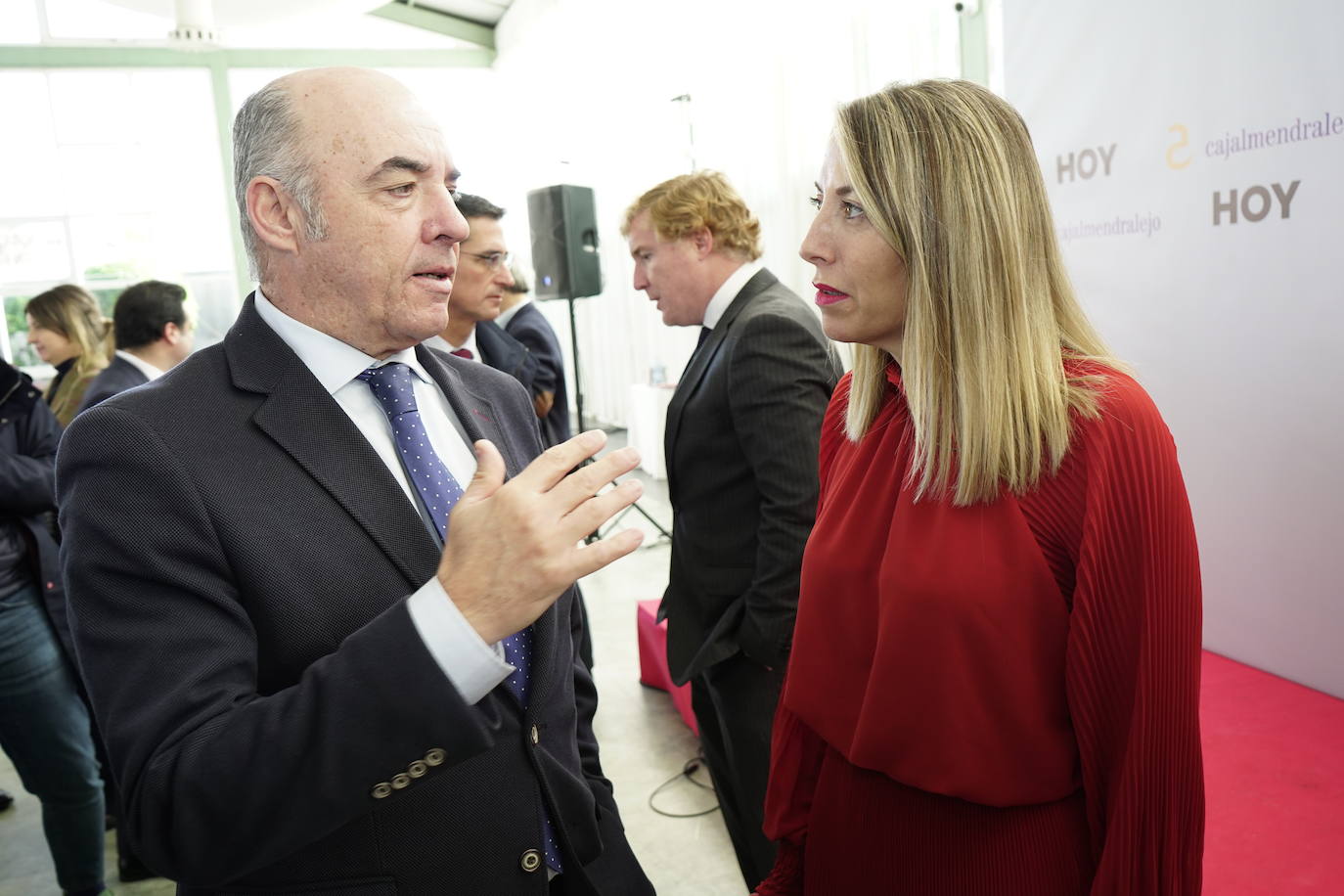 Mariano García Sardiña, presidente de la Cámara de Comercio de Badajoz, habla con la presidenta de la Junta de Extremadura, María Guardiola. 