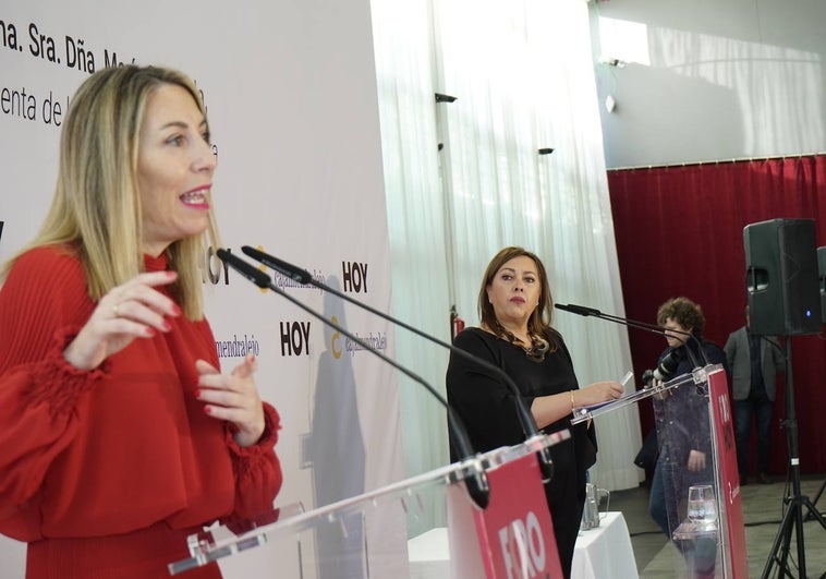 María Guardiola respondiendo a las preguntas que le ha planteado Mar Domínguez, directora de HOY.