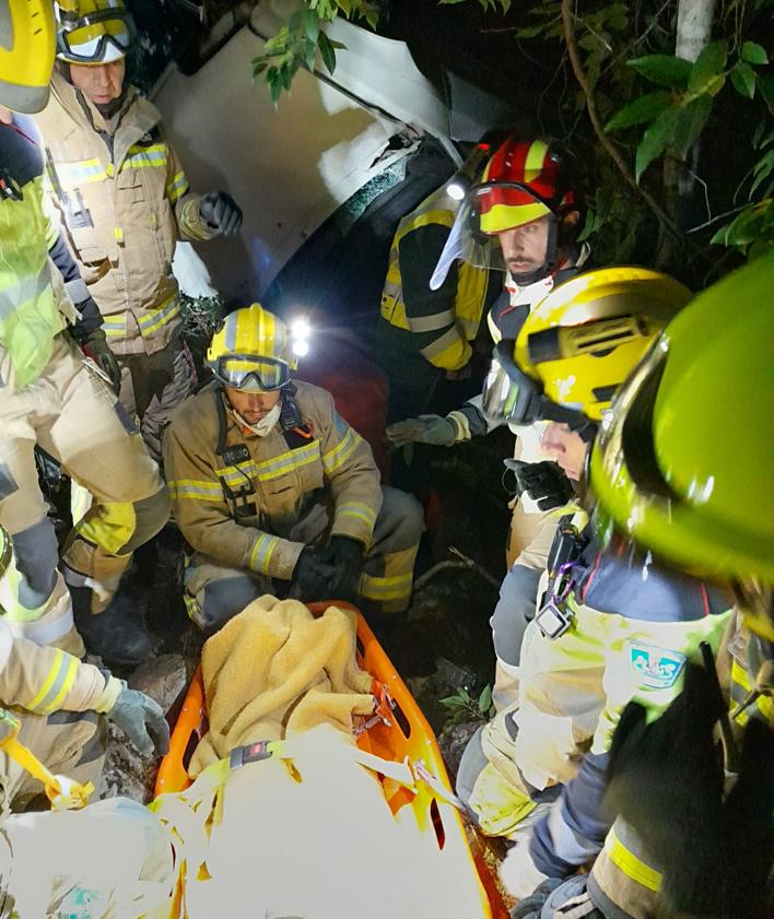 Imagen secundaria 2 - Actuación de los bomberos en el operativo de rescate.