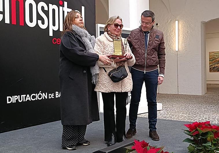 La directora de HOY, Mar Domínguez, y Piedad Rua, madre de Miriam, han recogido una escultura de manos del presidente provincial, Miguel Ángel Gallardo.