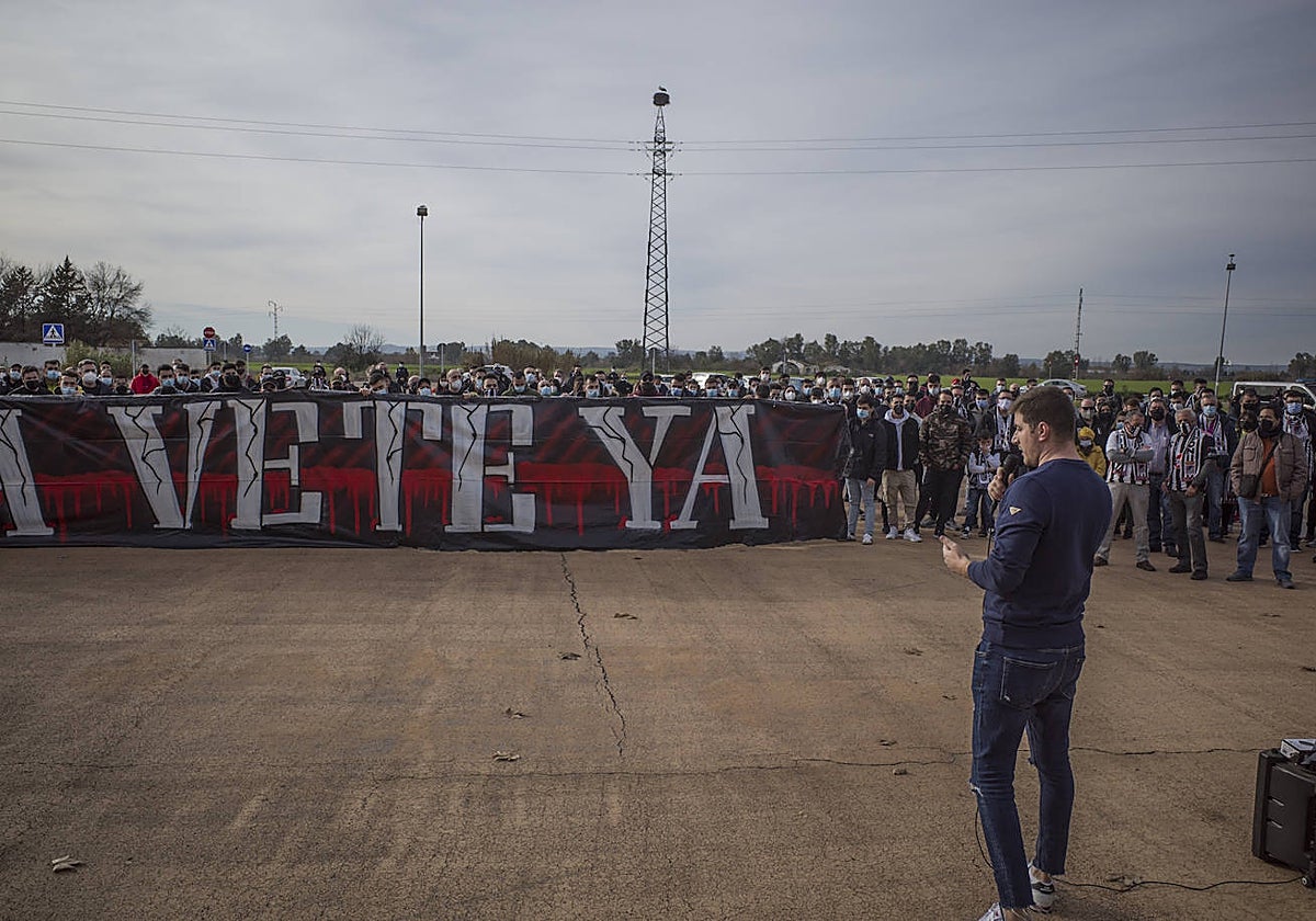 Concentración de aficionados en el Nuevo Vivero en enero de 2022 para exigir a Parra la venta del club.