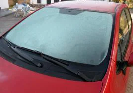 Bajan las temperaturas: Cómo quitar el hielo de la luna del coche