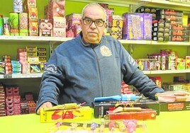 José Tejeda muestra algunos artículos que vende en su tienda de Mérida, que cuenta con autorización para comercializar pirotecnia.