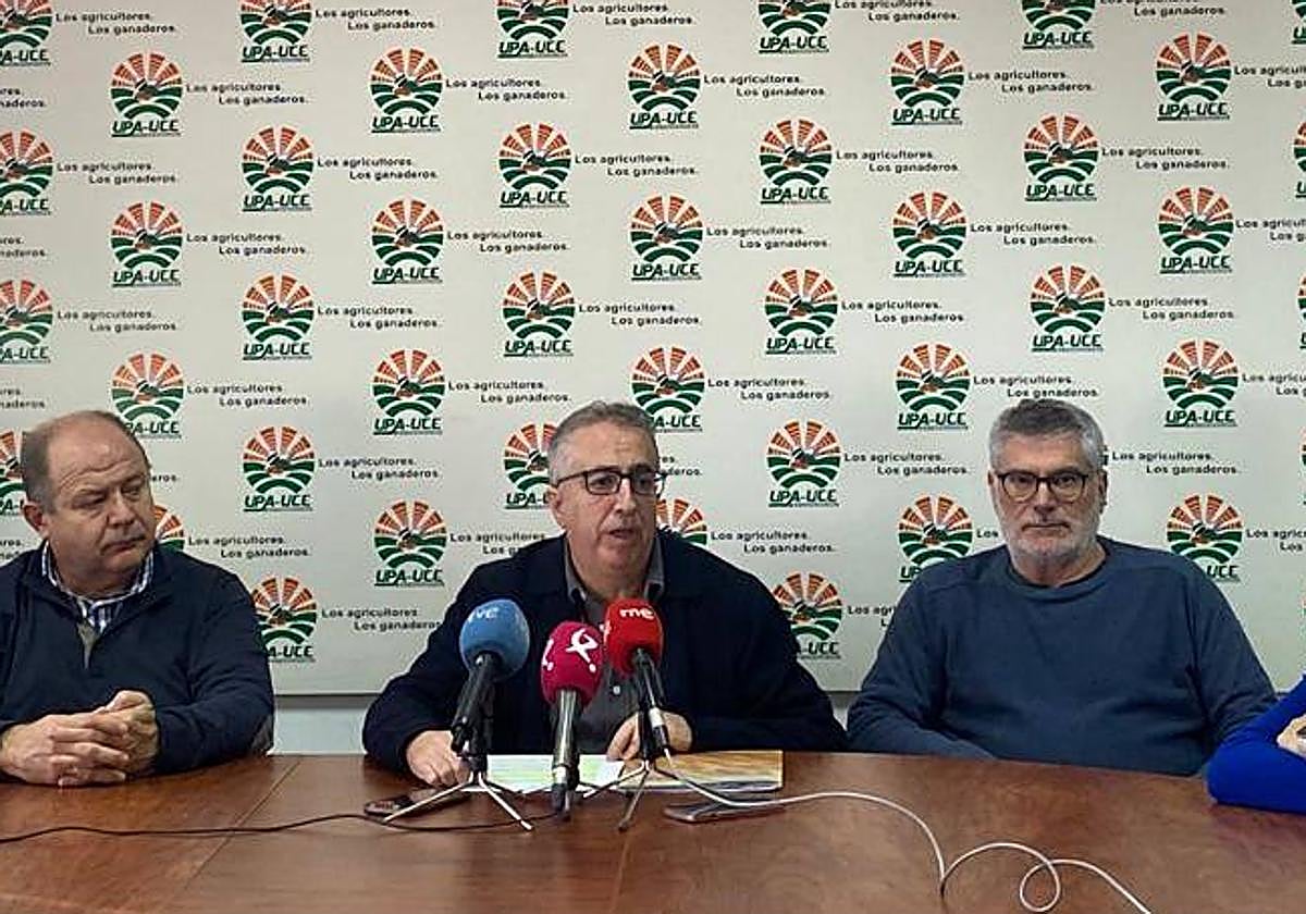 Ignacio Huertas, secretario general de UPA-UCE, en el centro durante la rueda de prensa.