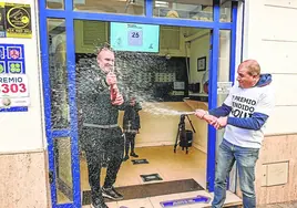 Cava en la calle Guardia Civil para celebrar el segundo premio.