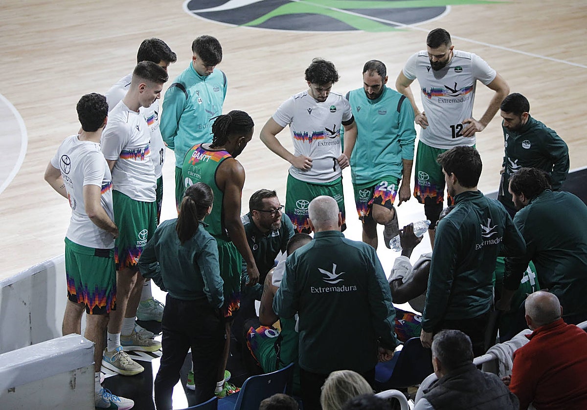 Roberto Blanco, en un tiempo muerto ante el Betis.