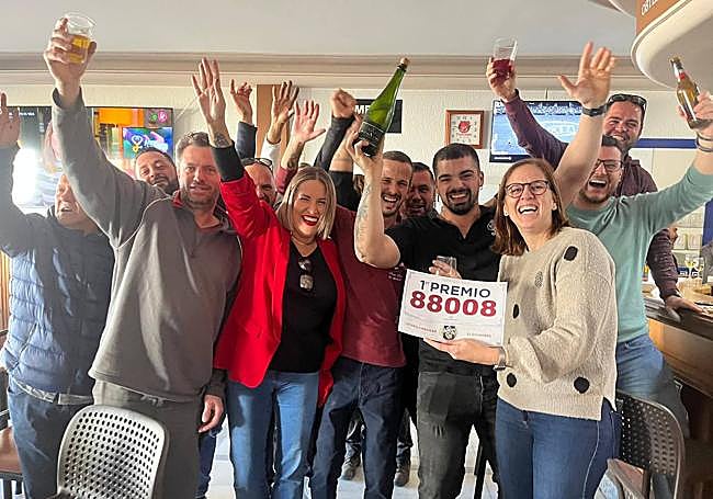 Celebración en La Albuera, donde se ha vendido un décimo de 'El Gordo' de la Lotería de Navidad.