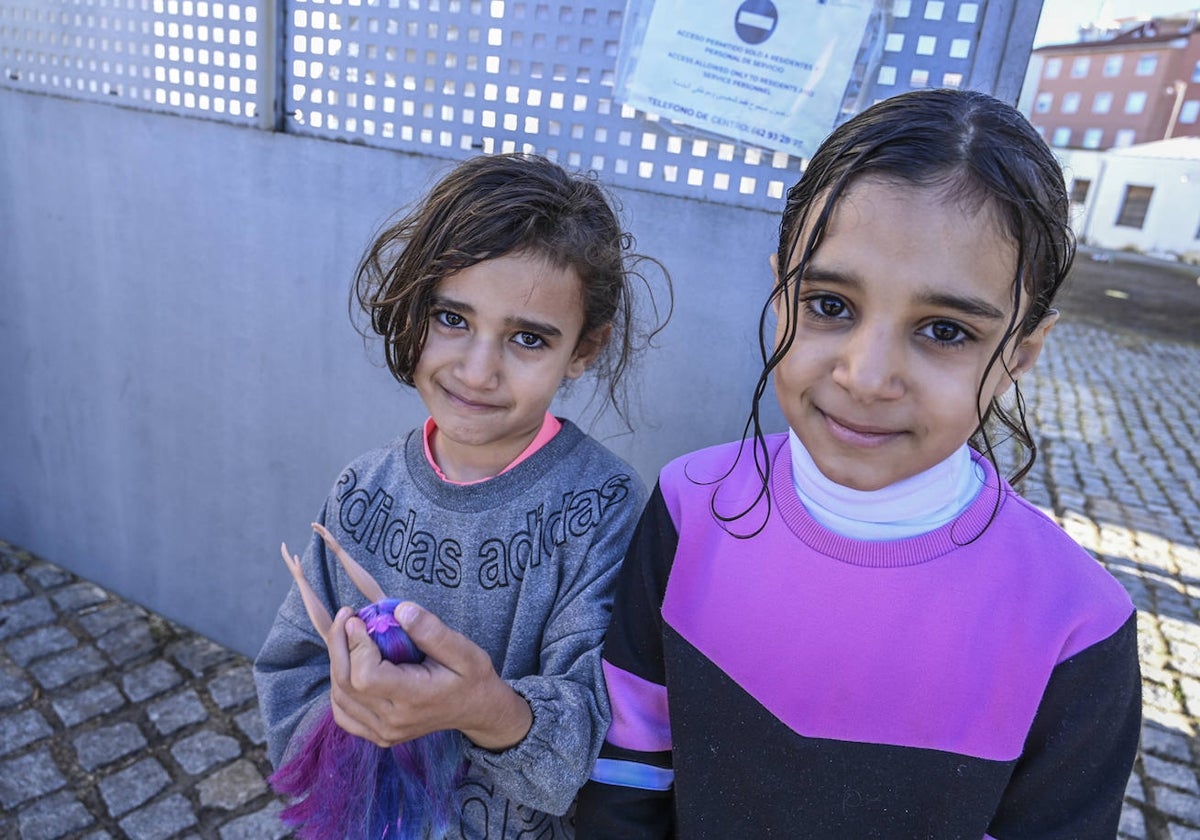 Niñas palestinas a las puertas del albergue de Badajoz donde viven en Badajoz.