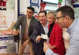 Celebración en la Administración de Lotería ubicada en el centro comercial Carrefour de Plasencia, donde han vendido cuatro quintos premios.