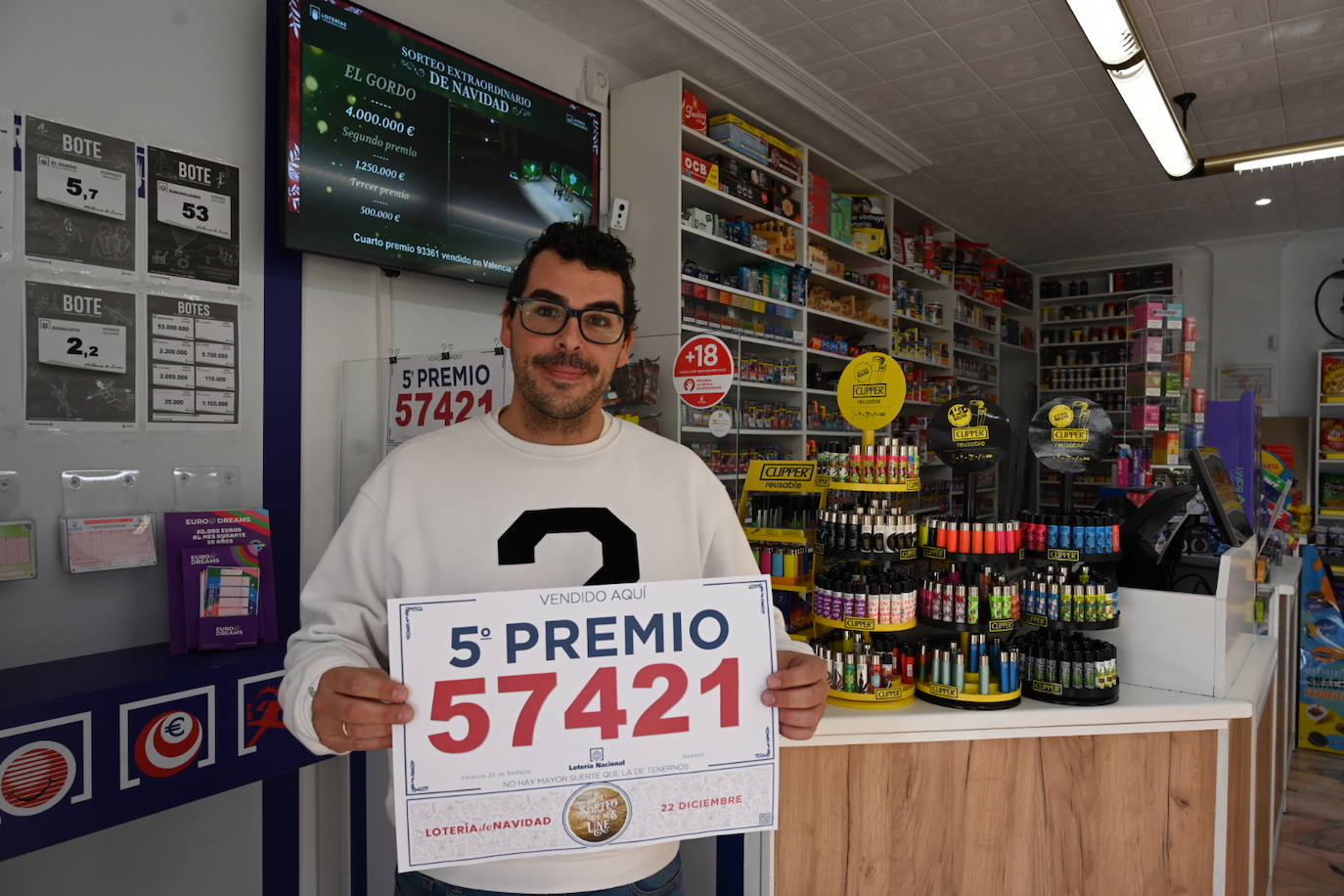 El número 57421 ha resultado agraciado con el séptimo de los ocho quintos premios del Sorteo Extraordinario de Lotería de Navidad. En la ciudad de Badajoz se ha dispensado un décimo por terminal en el estanco ubicado en el número 24 de la avenida Godofredo Ortega y Muñoz. 