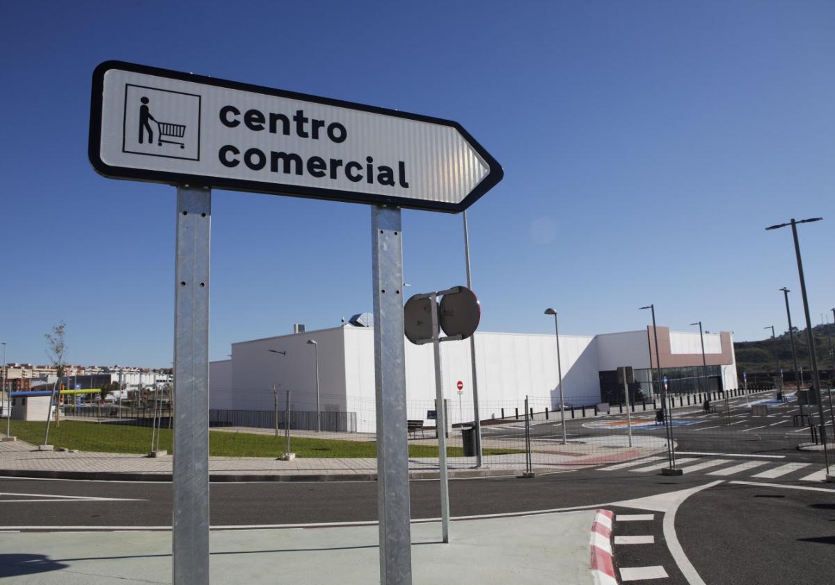 Aspecto de los terrenos en los que se ubicará Way Cáceres, con acceso desde la avenida de las Arenas.