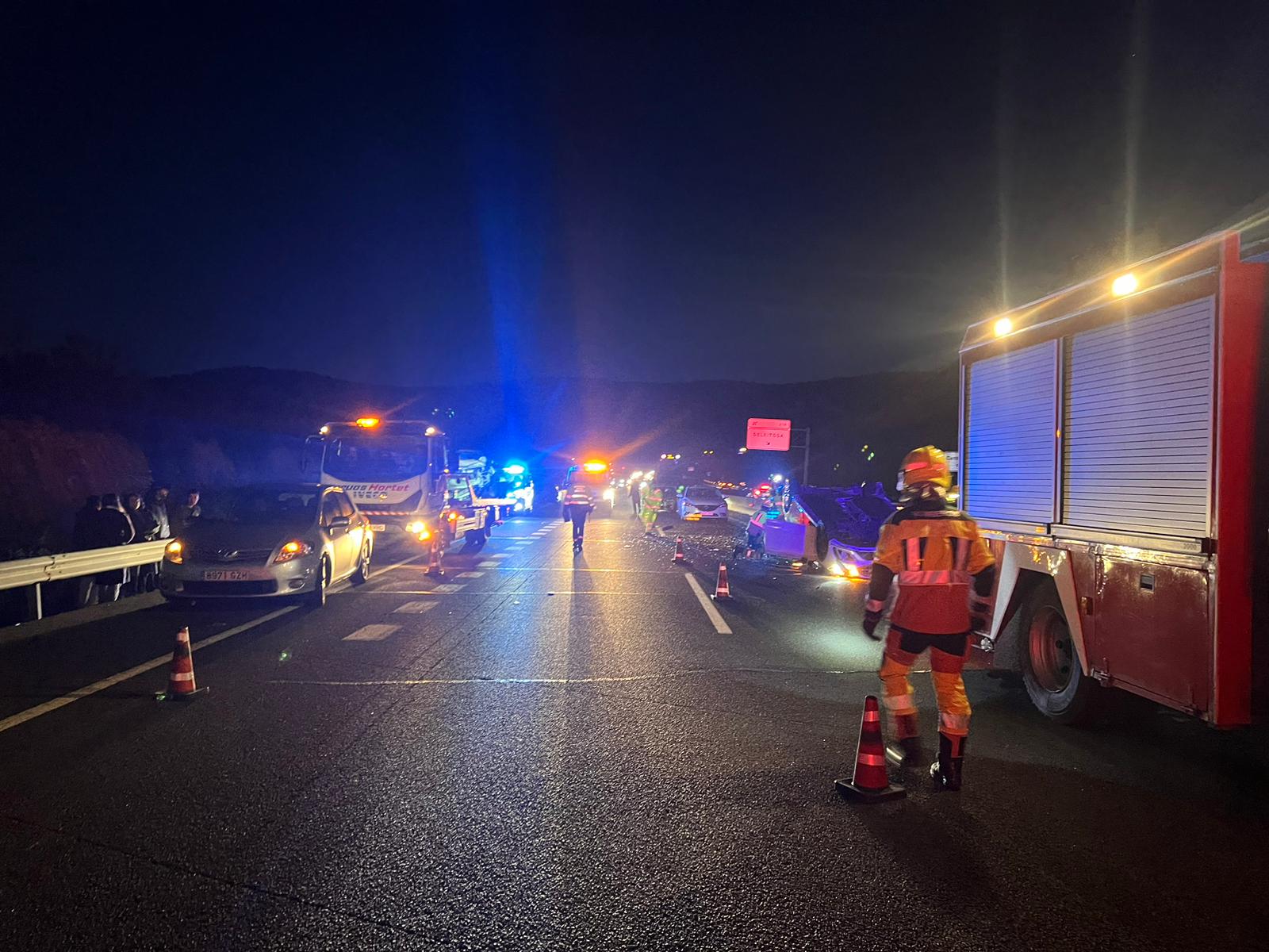 También se han encargado de mover algunos de los vehículos accidentados fuera de la calzada para despejar la vía. 