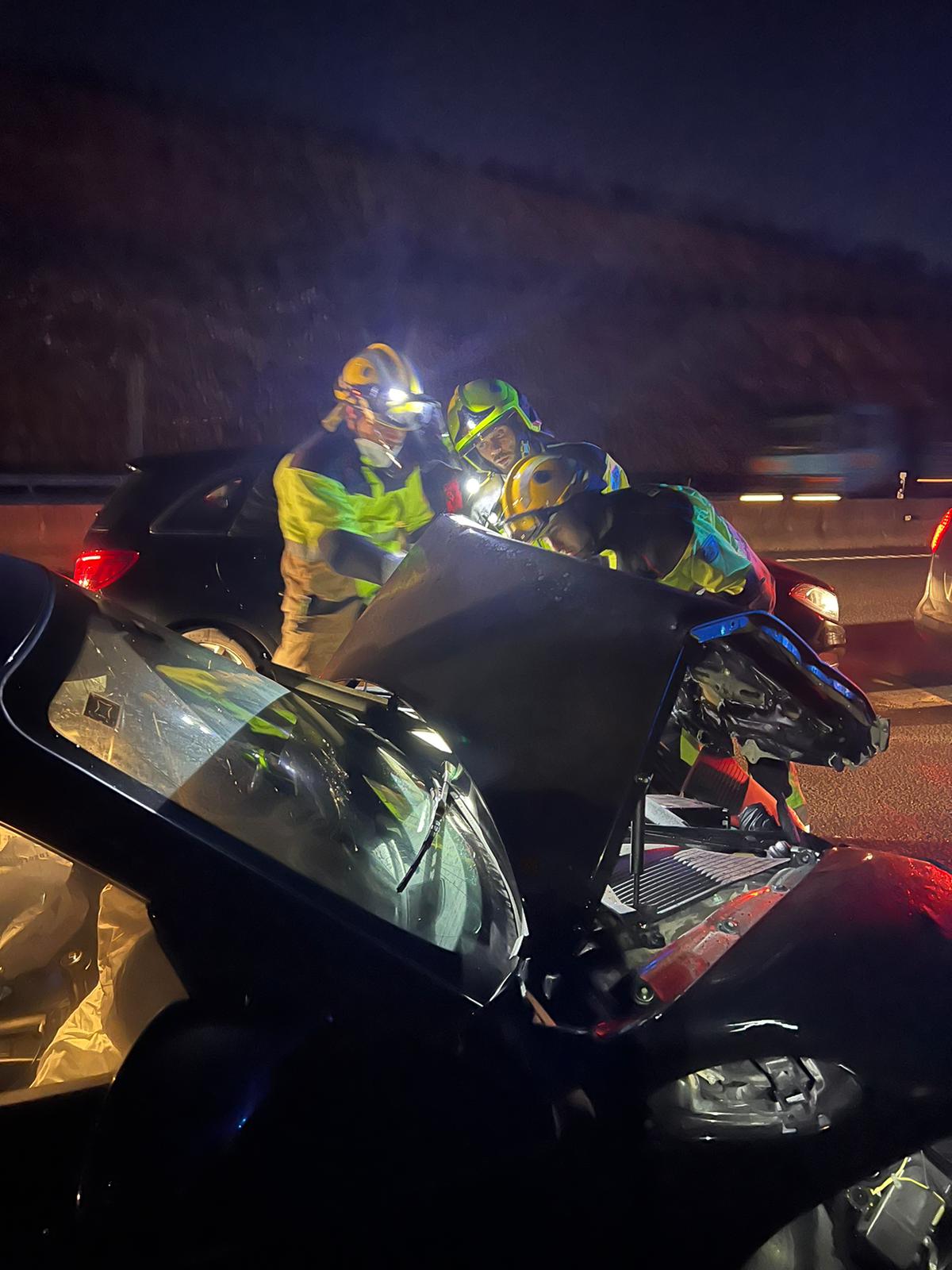 Y han desconectado las baterías de los coches involucrados que seguían en marcha con el fin de evitar daños. «Había muchas retenciones», ha señalado Holguín.