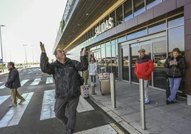 Pasajeros este sábado a las puertas de Aeropuerto de Badajoz esperando un autobús para proseguir su viaje.