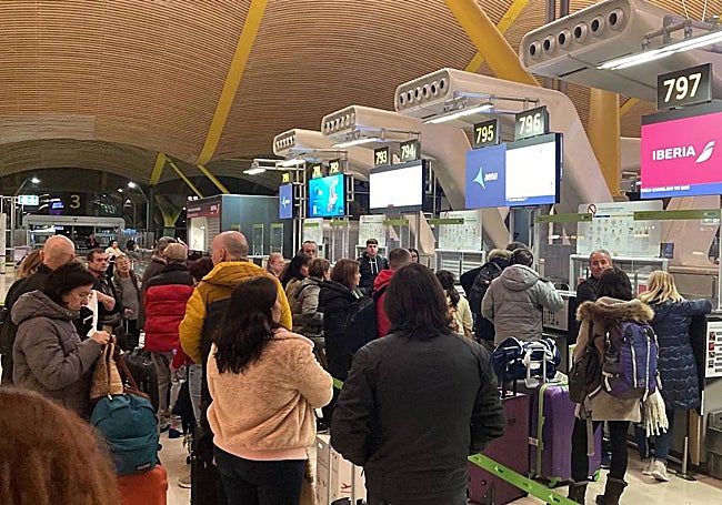 Pasajeros en Madrid esperando a ser reubicados en otro vuelo, lo cual no fue posible para la mayoría, que tuvo que dormir en la capital.