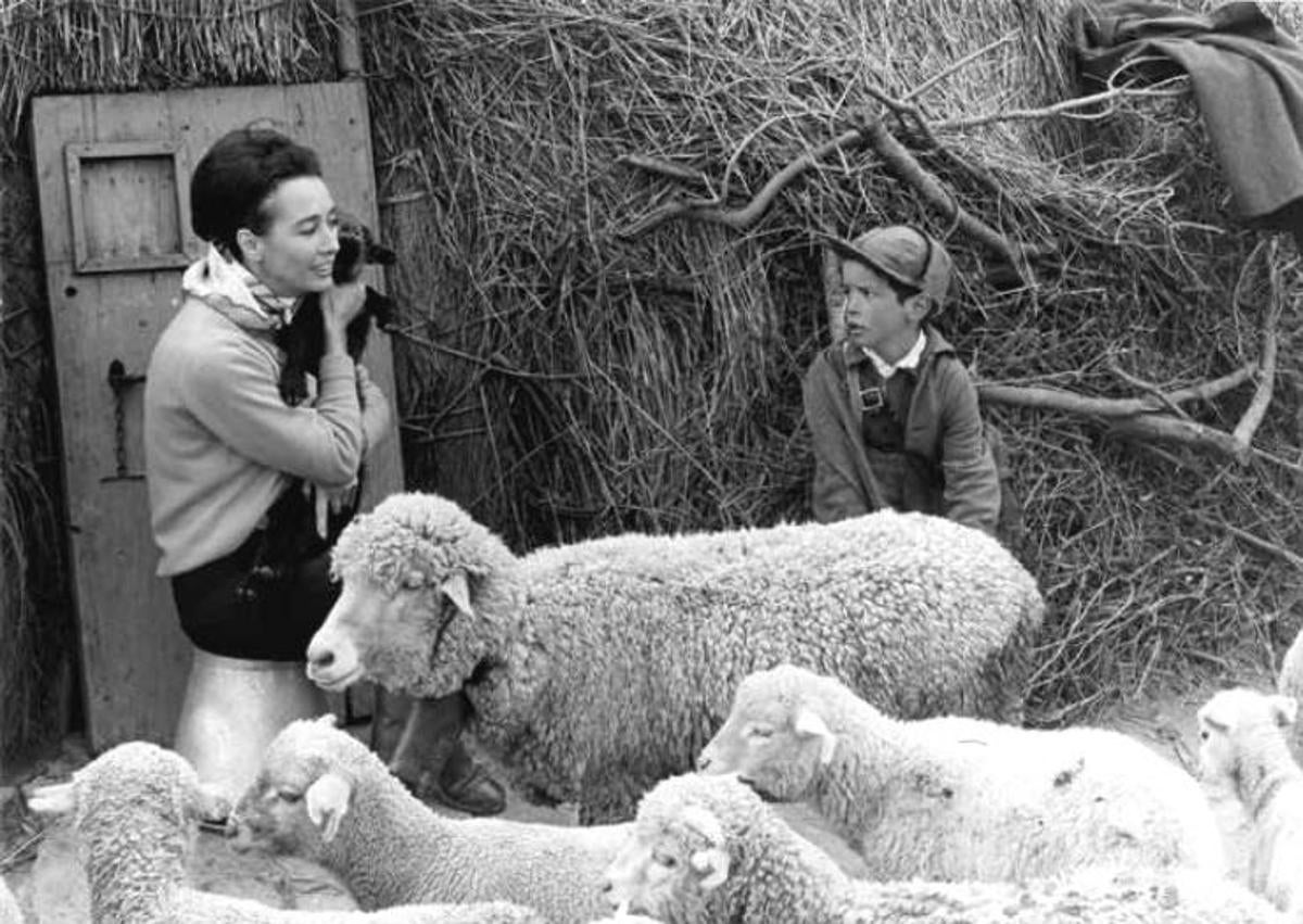 Imagen secundaria 1 - 1950. La condesa y sus hijos en Pascualete. Aline, ante un chozo, con el nieto de un pastor. El conde, en la finca con un whipett, predesor del jeep. 