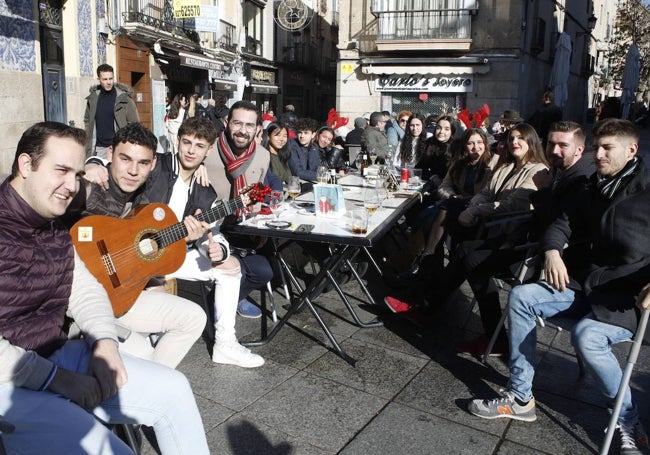 El grupo Ermitaños de la Paz ha puesto banda sonora a las cañas en la Plaza de San Juan.