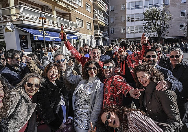 Gente hoy de fiesta, al fondo El Mercado, en los Alféreces.