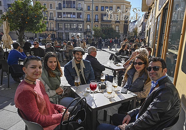 Al sol de la Plaza de España este día 24.