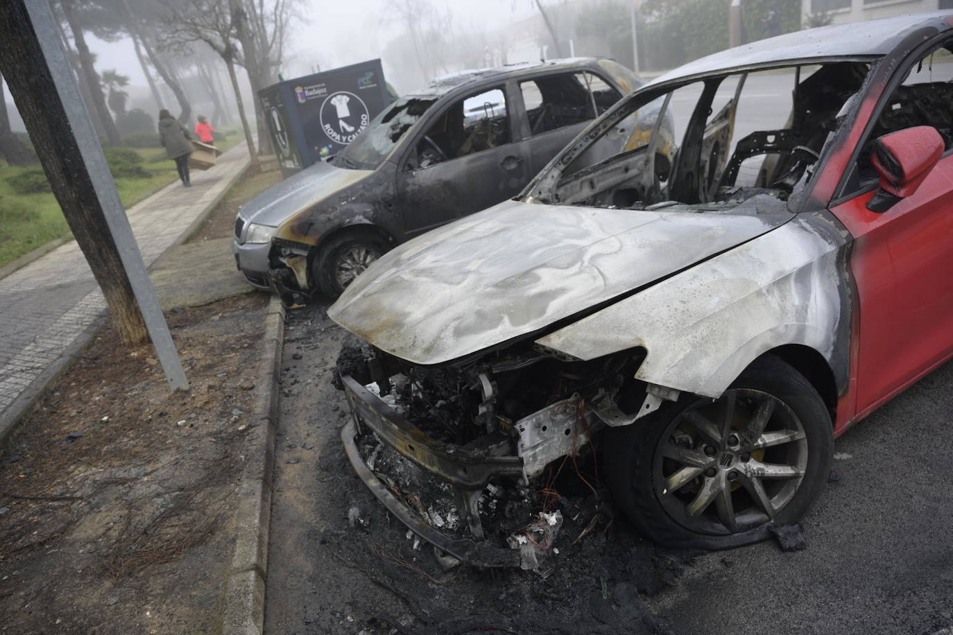 Así han quedado los dos vehículos incendiados en Las Vaguadas durante la Nochebuena