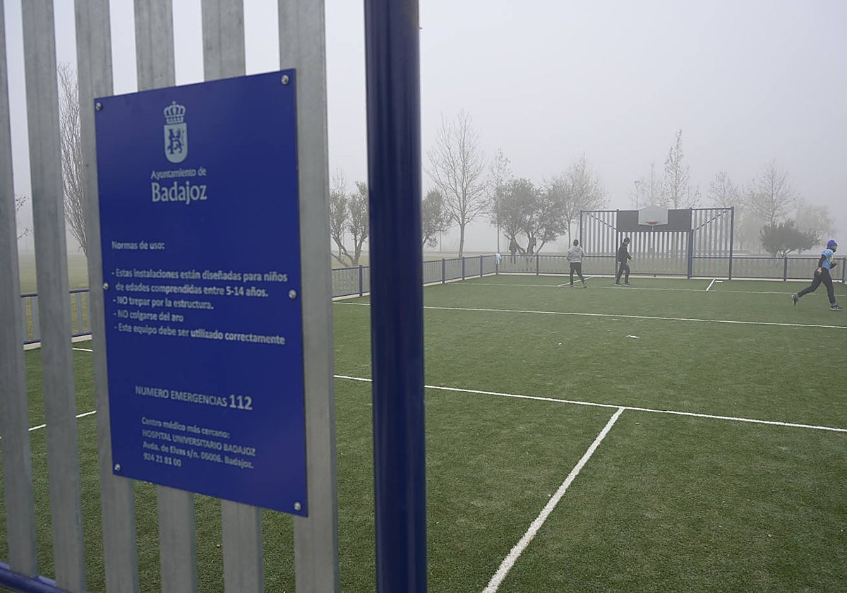 Jóvenes practican deporte en una de las nuevas pistas deportivas.