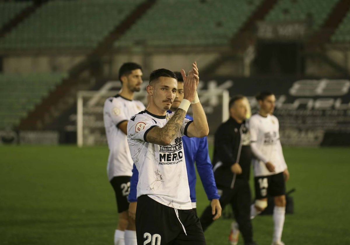 Iñaki Elejalde es uno de los futbolistas del que está pendiente el cuerpo técnico del Mérida.