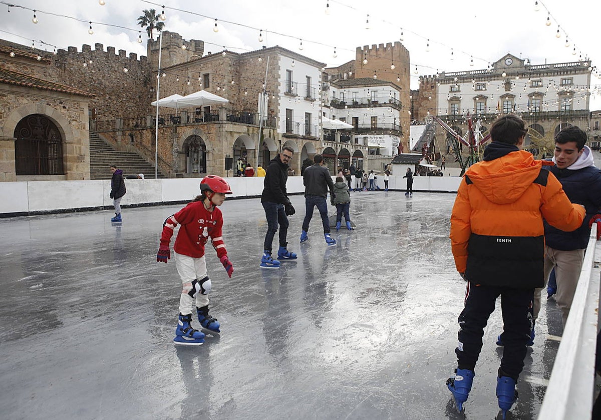 Usuarios de la pista de patinaje en la Plaza Mayor de Cáceres.