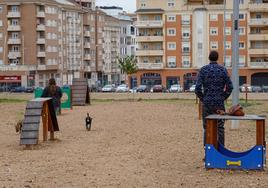 El parque canino está entre las calles Jaime Montero de Espinosa y Jesús Rincón.