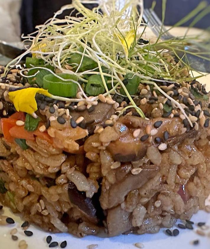 Imagen secundaria 2 - Lomo bajo, gambones y arroz con hongos.