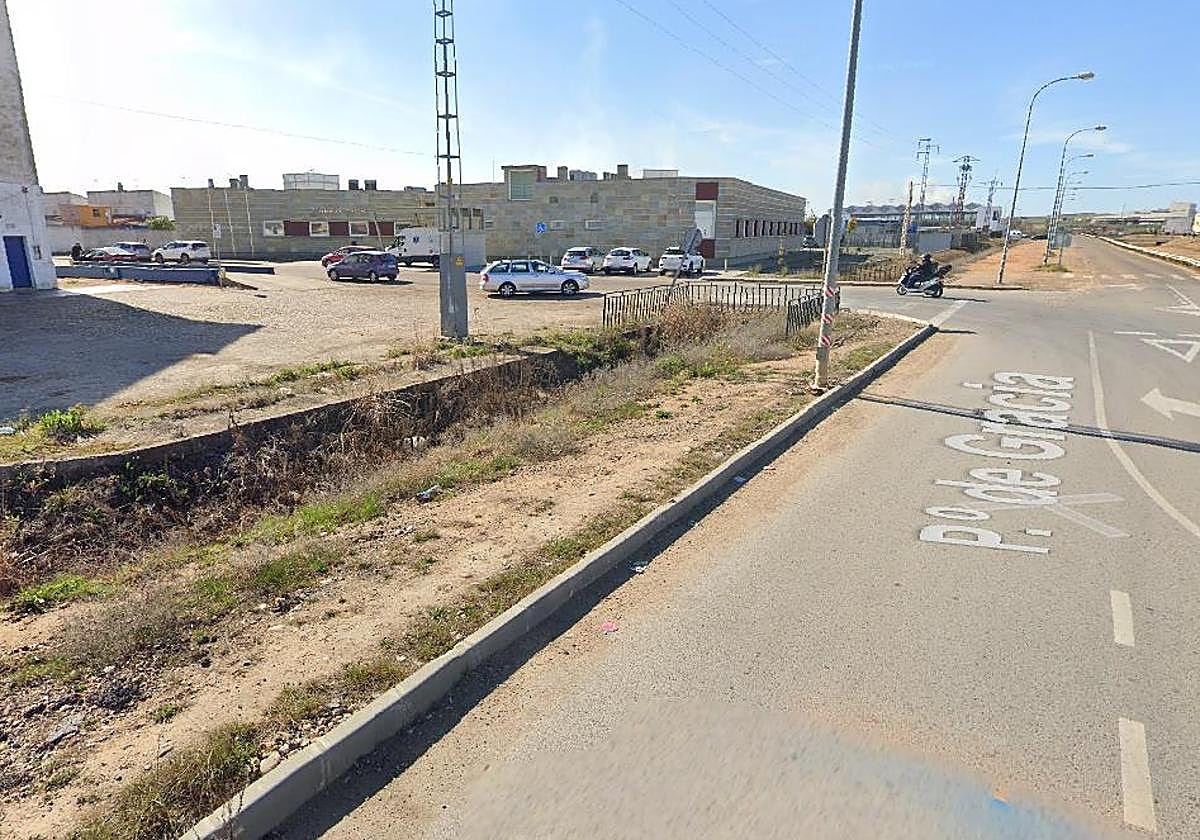 Herida grave una peatona en Talavera la Real tras el choque entre un turismo y un camión