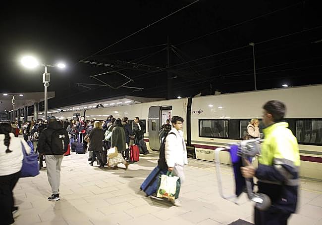 Alvia con tracción eléctrica. Viajeros en la estación de tren de Cáceres que solo ven acortado el trayecto Badajoz-Monfragüe en cuatro minutos.