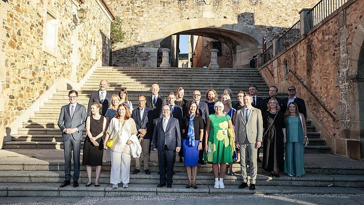 Los ministros de Cultura posan en el Arco de la Estrella, considerada entrada a la ciudad monumental.