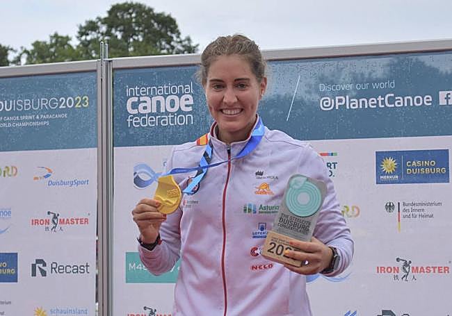 La piragüista emeritense luce su medalla de oro en el Mundial donde también logró un bronce y el billete olímpico.